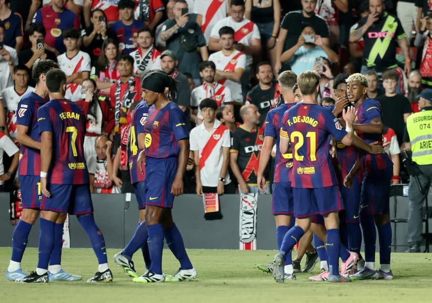 Barcelona comemora gol de Yamal contra o Rayo Vallecano (Foto: Pierre-Philippe Marcou / AFP)