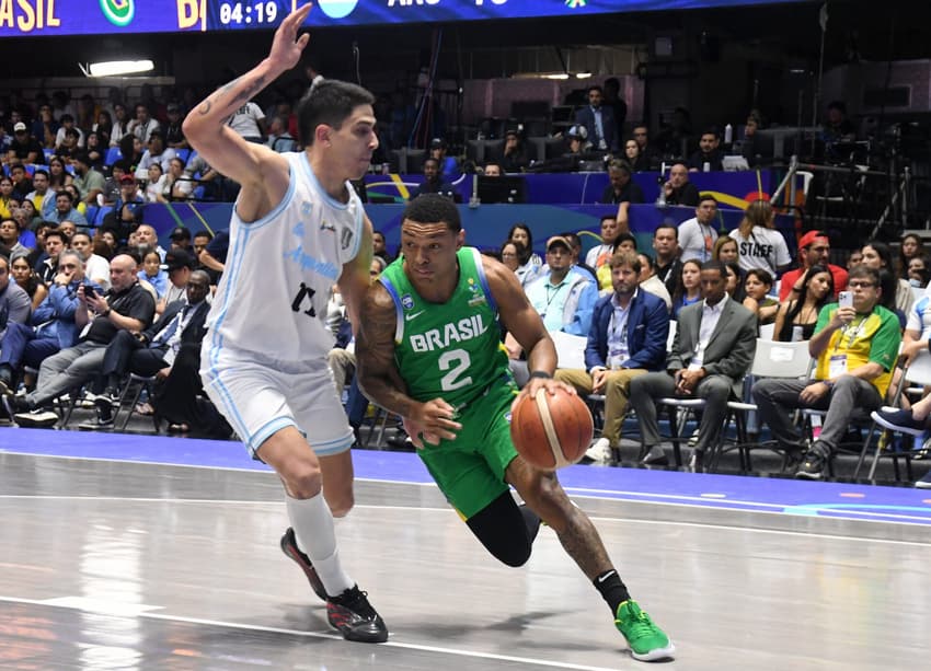 Yago Santos dribla o argentinio Jose Vildoza na final da Americup (Photo by AFP)