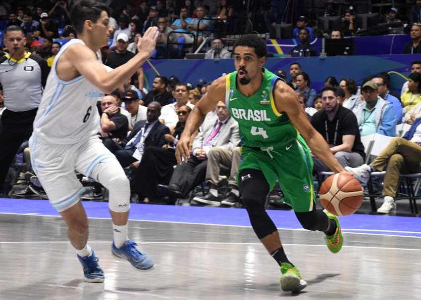 Alexey Borges dribla o argentino Juan Marcos durante a final da Americup (Foto: AFP)