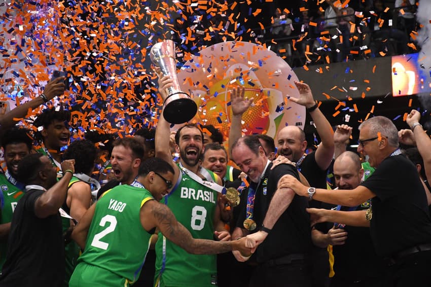 Vitor Benite ergue o troféu após a vitória do Brasil sobre a Argentina na final da Americup (Photo by AFP)