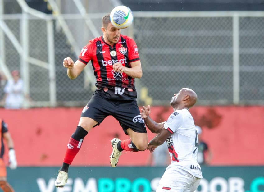 Bruno Uvini em ação contra o Atlético-GO, pelo Brasileirão 2024 (Foto: Jhony Pinho/AGIF)