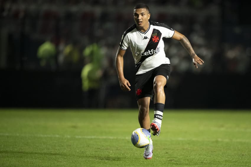 Matheus Carvalho em ação pelo Vasco (Foto: Jorge Rodrigues/AGIF)