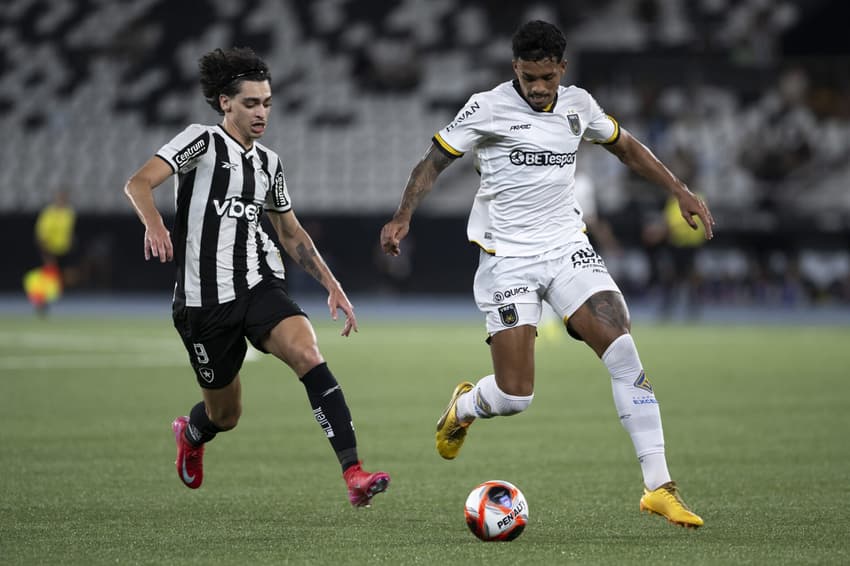 Gabriel Bahia em ação contra o Botafogo em 2025 (Foto: Jorge Rodrigues/AGIF)