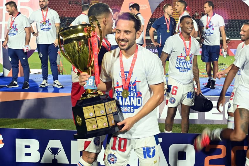 Everton Ribeiro com a taça do Baianão 2025 (Foto: Walmir Cirne/AGIF)