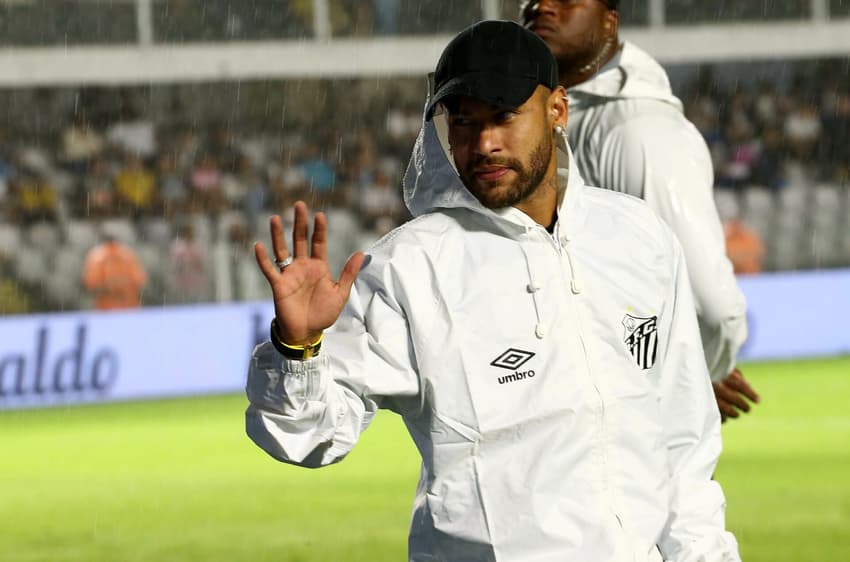 Neymar não entrou em campo diante do Bahia já que estava lesionado. (Foto: Mauricio De Souza/AGIF)