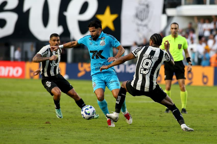 Rincón retorna se suspesão no duelo contra o Vasco, no próximo domingo (17), no Morumbis. (Foto: Mauricio De Souza/AGIF)