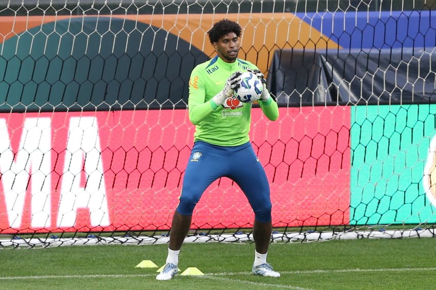Hugo Souza durante treino na Neo Química Arena pela Seleção Brasileira. (Foto: Marlon Costa/AGIF)