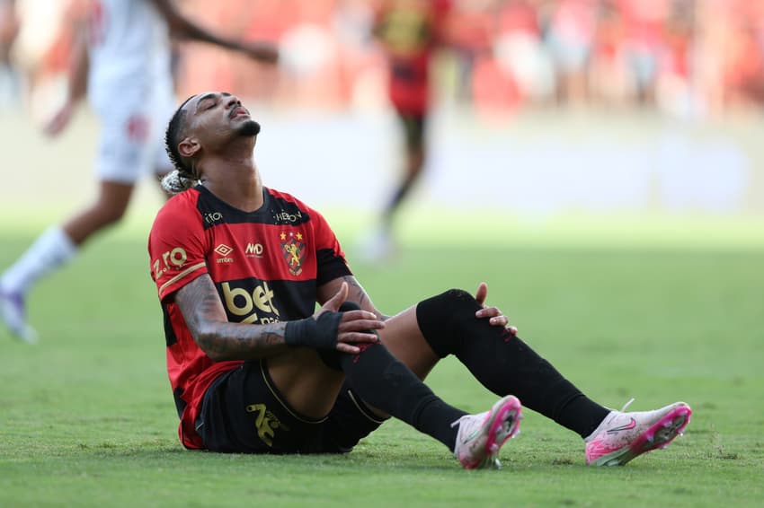 Derik Lacerda lamenta chance perdida pelo Sport (Foto: Marlon Costa/AGIF)