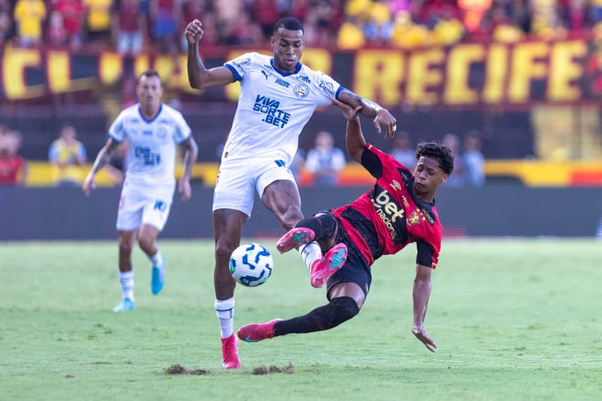 Jean Lucas e Zé Lucas disputam bola na Ilha do Retiro (Foto: Rafael Vieira/AGIF)