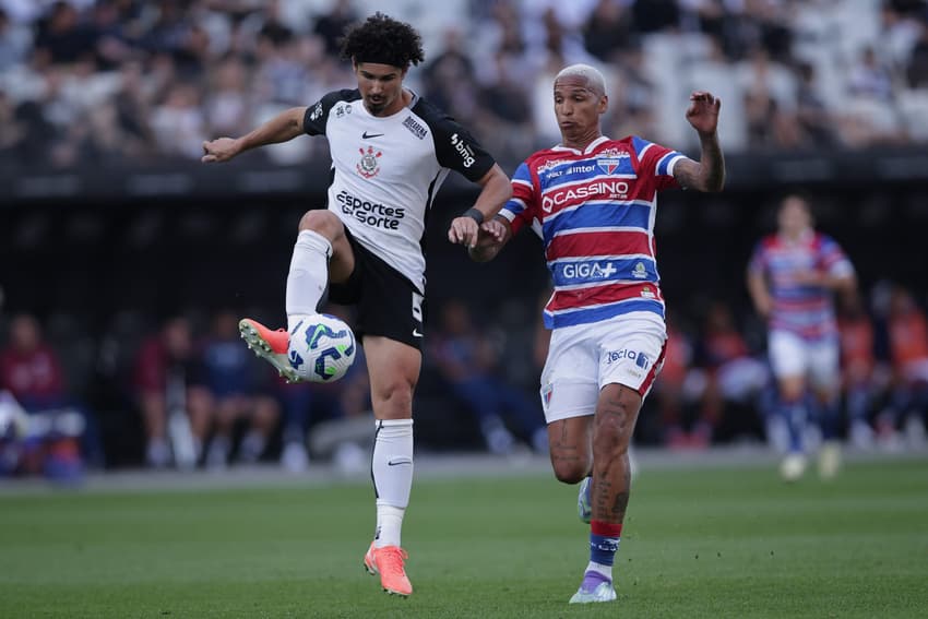 André Ramalho x Deyverson em Corinthians x Fortaleza (Foto: Ettore Chiereguini/AGIF)