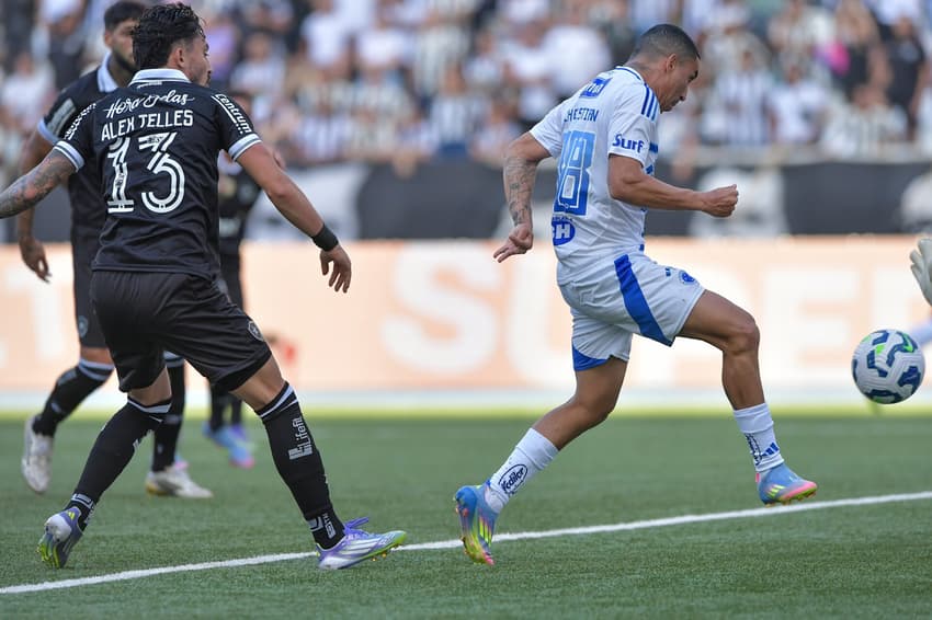 Volante Christian abre placar para o Cruzeiro contra o Botafogo (Foto: Thiago Ribeiro/AGIF)