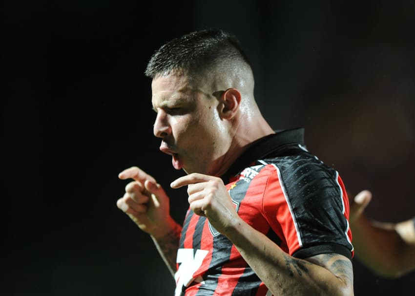 Renato Kayzer comemora gol contra o Palmeiras (Foto: Jhony Pinho/AGIF)