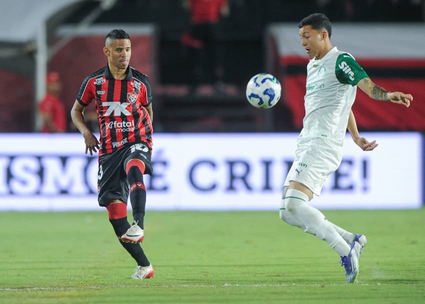 Erick e Thalys disputam bola no Barradão (Foto: Jhony Pinho/AGIF)