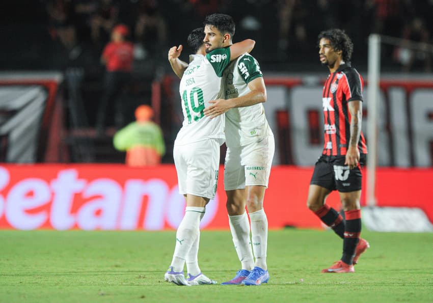 Flaco López comemora gol no Barradão (Foto:  Jhony Pinho/AGIF)