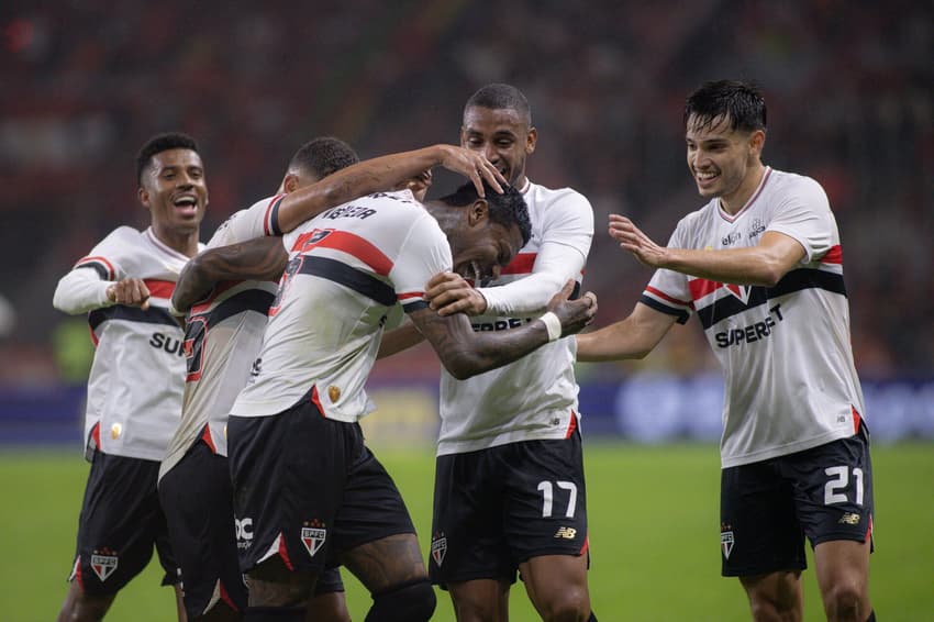 Arboleda marca de cabeça na vitória do São Paulo diante do Internacional, no Beira-Rio. (Foto: Maxi Franzoi/AGIF)
