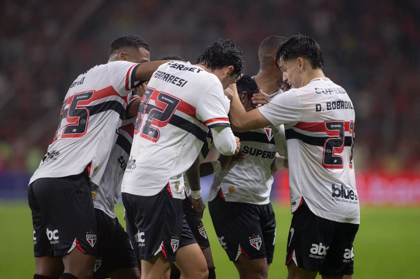 São Paulo comemora gol diante do Inter no Beira-Rio (Foto: Maxi Franzoi/AGIF)