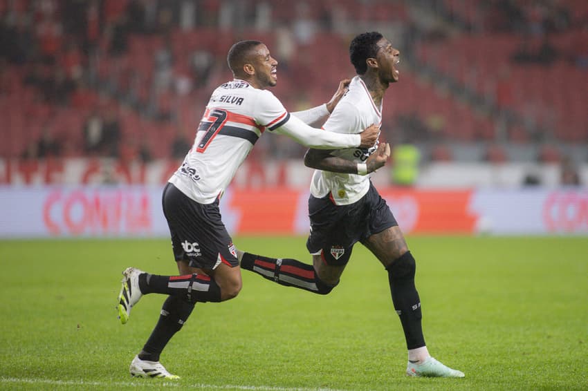 Arboleda comemora com André Silva o gol do São Paulo diante do Internacional. (Foto: Maxi Franzoi/AGIF)