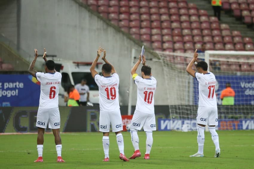 Jogadores do Bahia agradecem aos torcedores na Arena Pernambuco (Foto: Marlon Costa/AGIF)