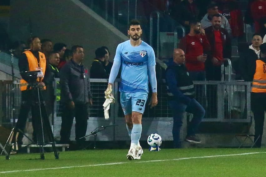 Goleiro Rafael do São Paulo expulso no jogo com o Athletico
