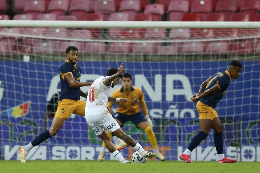 Cauly faz finalização na partida contra o Retrô, pela Copa do Brasil (Foto: Marlon Costa/AGIF)