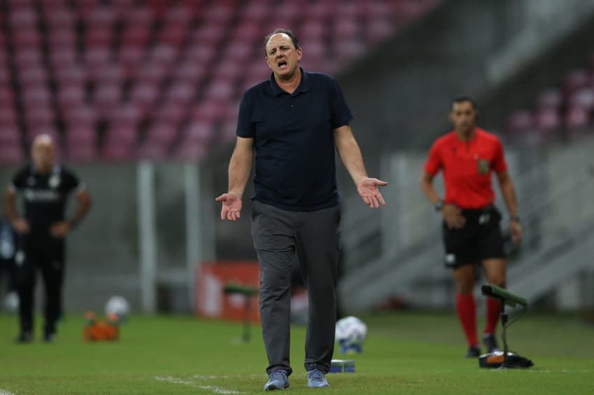 Rogério Ceni comanda o Bahia contra o Retrô (Foto: Marlon Costa/AGIF)