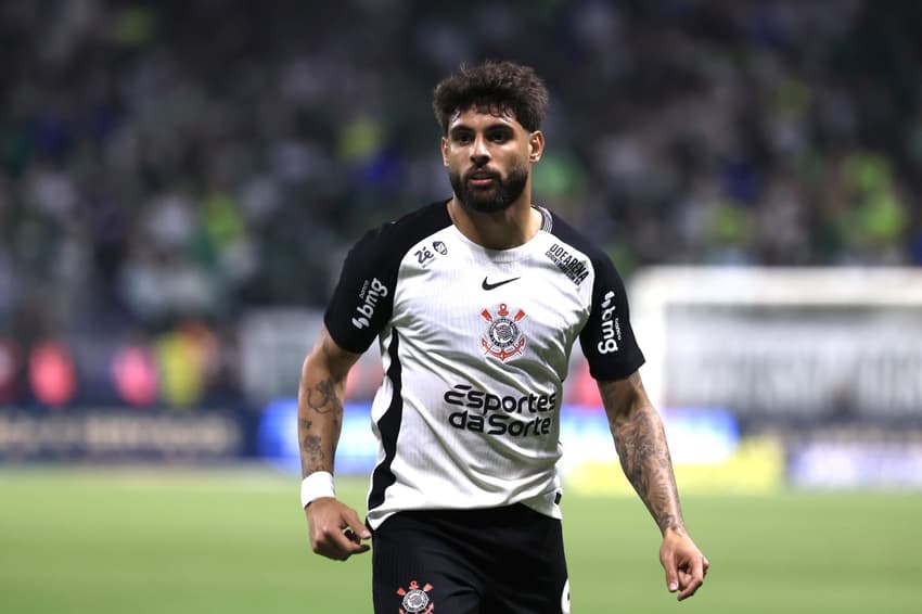 Yuri Alberto saiu de campo sentindo em Palmeiras x Corinthians (Foto: Marcello Zambrana/AGIF)