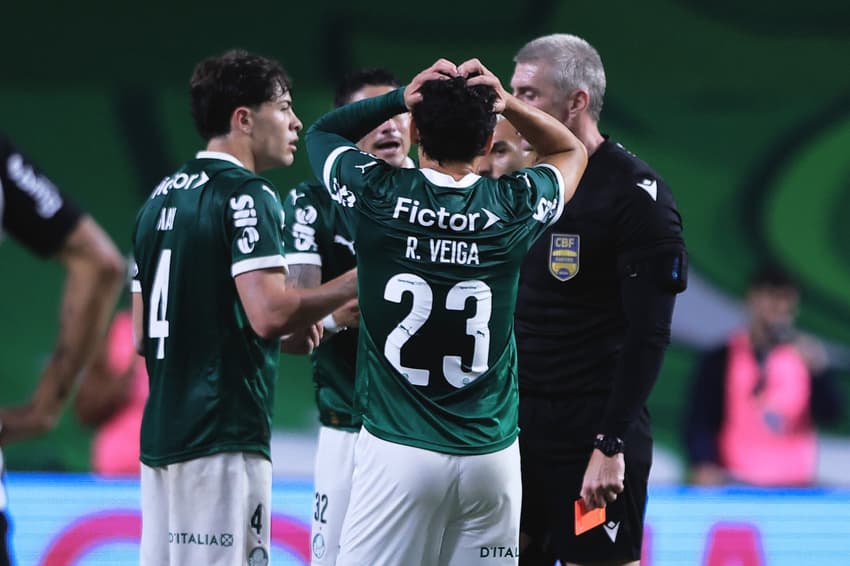 Jogadores do Verdão protestam com Daronco em Palmeiras x Corinthians (Foto: Ettore Chiereguini/AGIF)