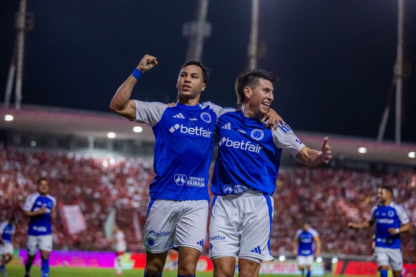 Kaio Jorge e Villalba comemoram gol do Cruzeiro contra o CRB (Foto: Itawi Albuquerque/AGIF)