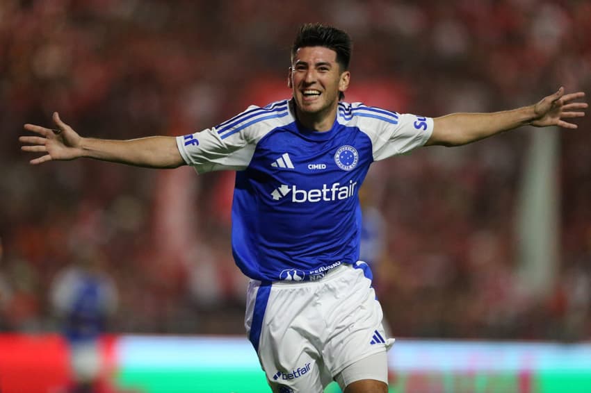 Zagueiro Villalba comemora gol do Cruzeiro contra o CRB (Foto: Marlon Costa/AGIF)