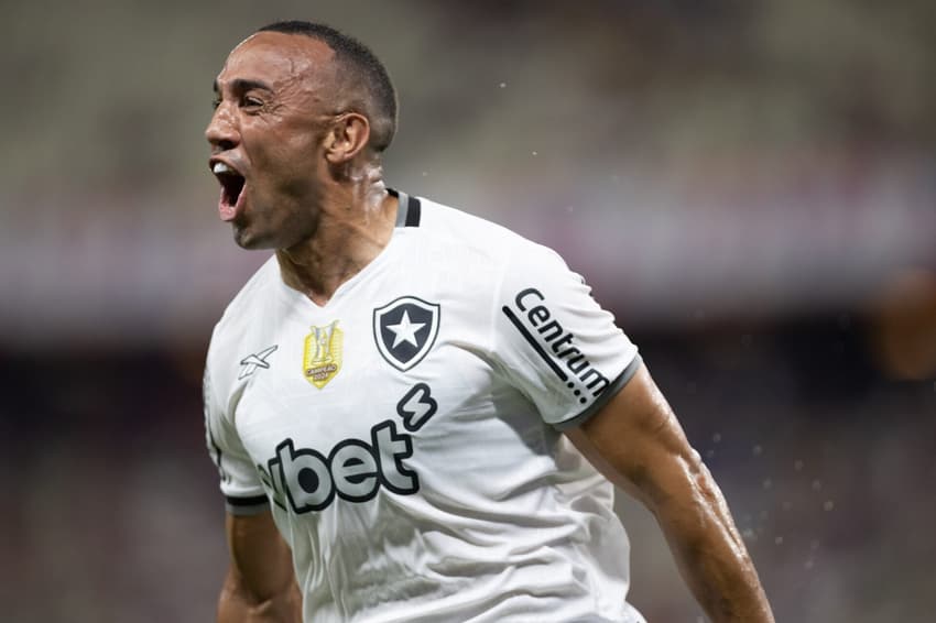 Marçal comemora gol do Botafogo contra o Fortaleza (Foto: Baggio Rodrigues/AGIF)
