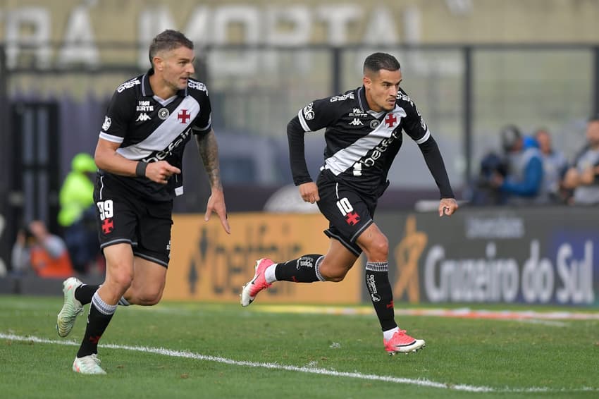 Vegetti e Coutinho em Vasco x Atlético
