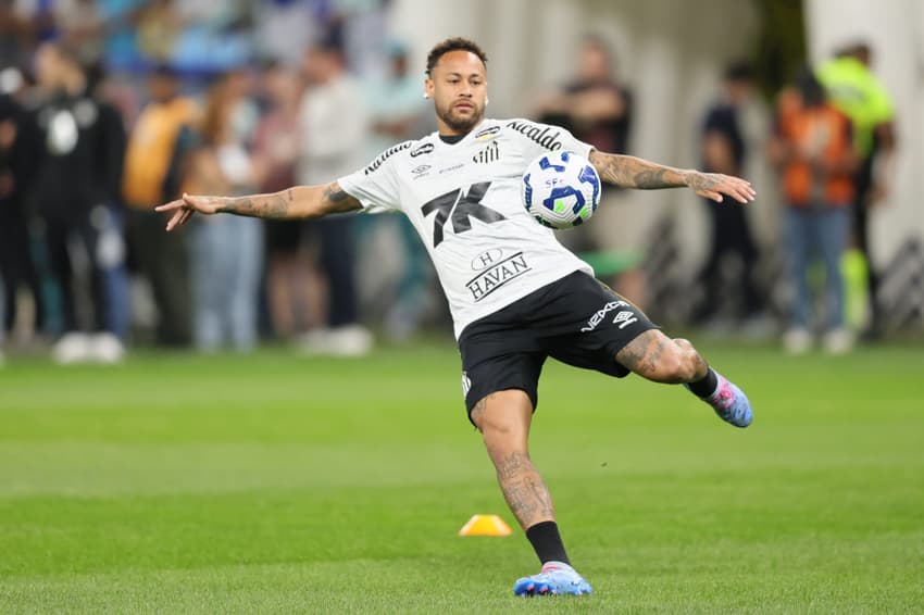 Neymar sofreu duas lesões na posterior da coxa esquerda desde o retorno ao Santos. (Foto: Gilson Lobo/AGIF)