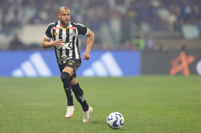 Mayke assinou contrato válido até o fim de 2027, com possibilidade de renovação por mais uma temporada. (Foto: Gilson Lobo/AGIF)