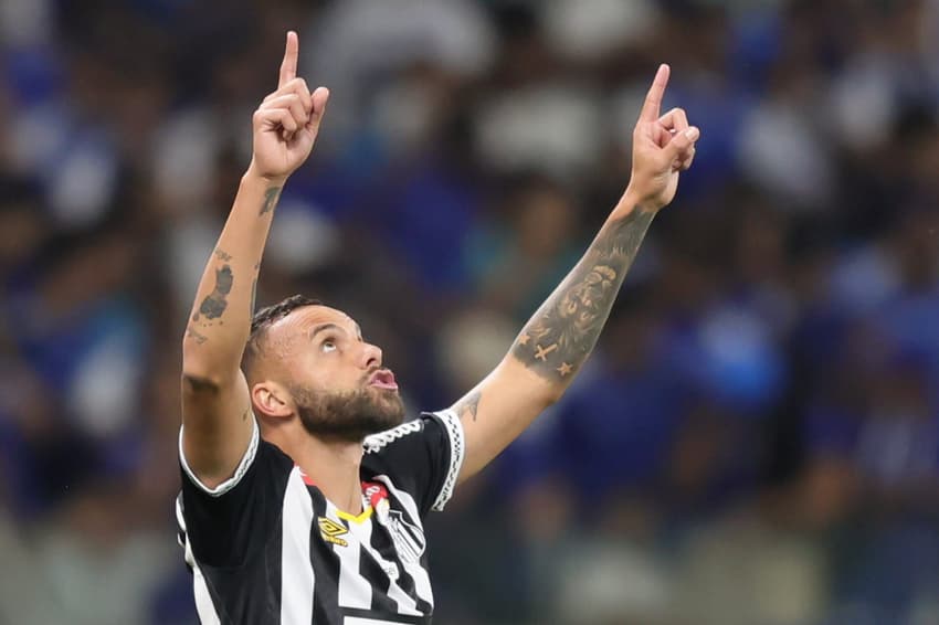 Atacante Guilherme comemora gol do Santos contra o Cruzeiro (Foto: Gilson Lobo/AGIF)