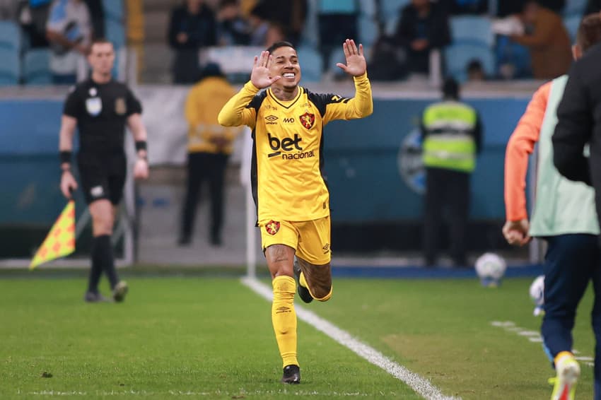 Matheusinho comemora gol da vitória do Sport sobre o Grêmio. (Foto: Maxi Franzoi/AGIF)