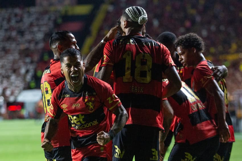 Jogadores do Sport comemoram gol contra o São Paulo (Foto: Rafael Vieira/AGIF)