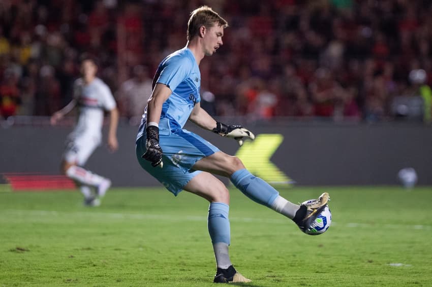 Goleiro Young, do São Paulo, falha no gol do Sport (Foto: Rafael Vieira/AGIF)