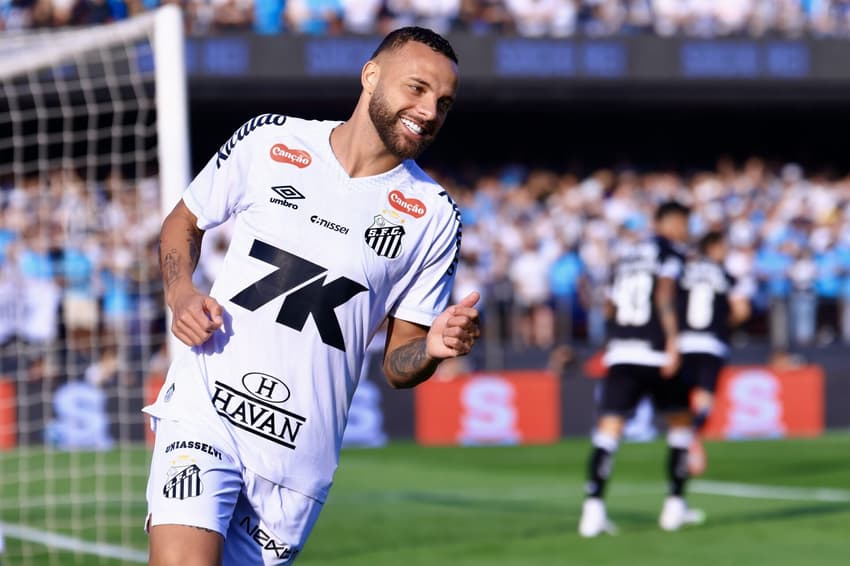 Guilherme acumula 14 gols em 31 jogos nesta temporada pelo Santos. (Foto: Marcello Zambrana/AGIF)