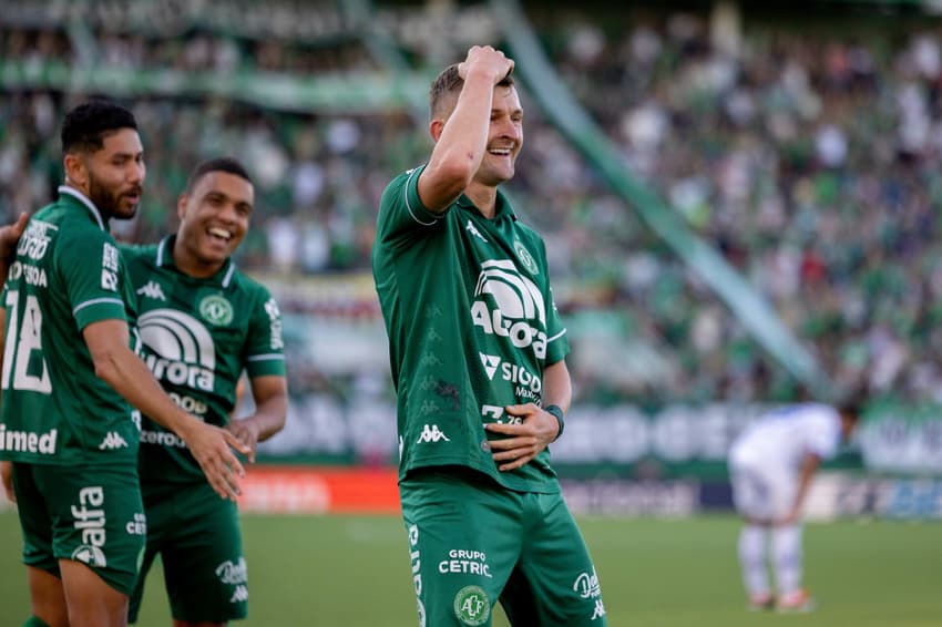 Walter Clar comemora um dos gols da vitória da Chapecoense (Foto: Liamara Polli/AGIF)