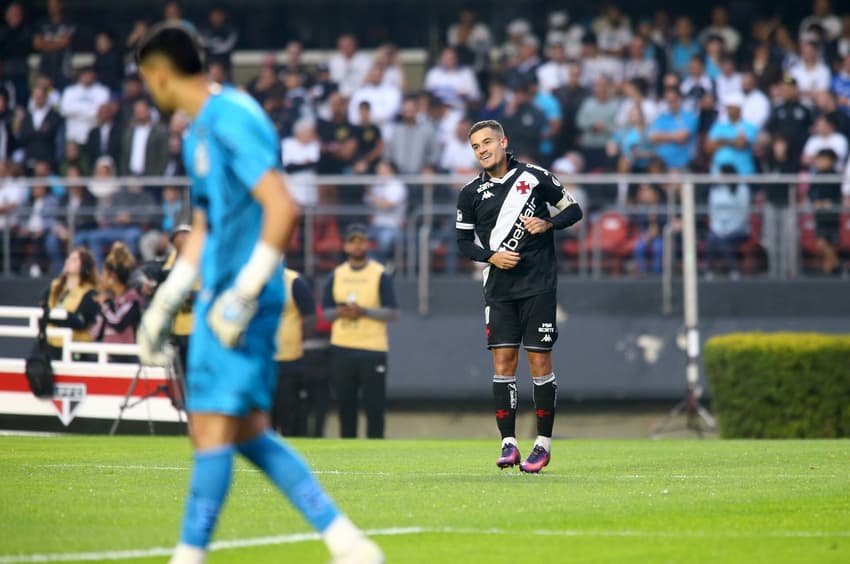 Coutinho comemora gol do Vasco diante do Santos