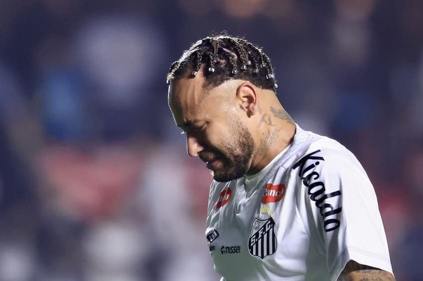 Neymar chorando após derrota do Santos para o Vasco