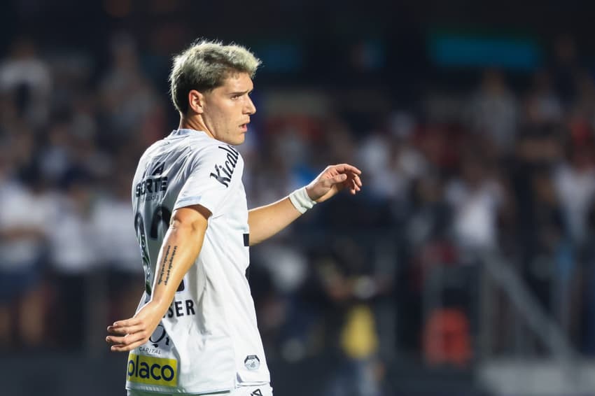 Rollheiser foi contratado pelo Santos no começo deste ano junto ao Benfica, de Portugal. (Foto: Marcello Zambrana/AGIF)