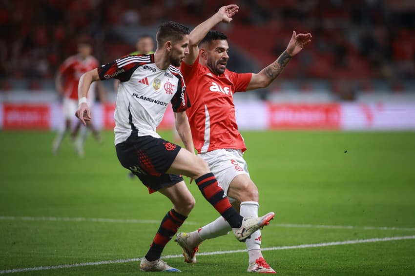 Jorginho (F) e Bruno Henrique (I)