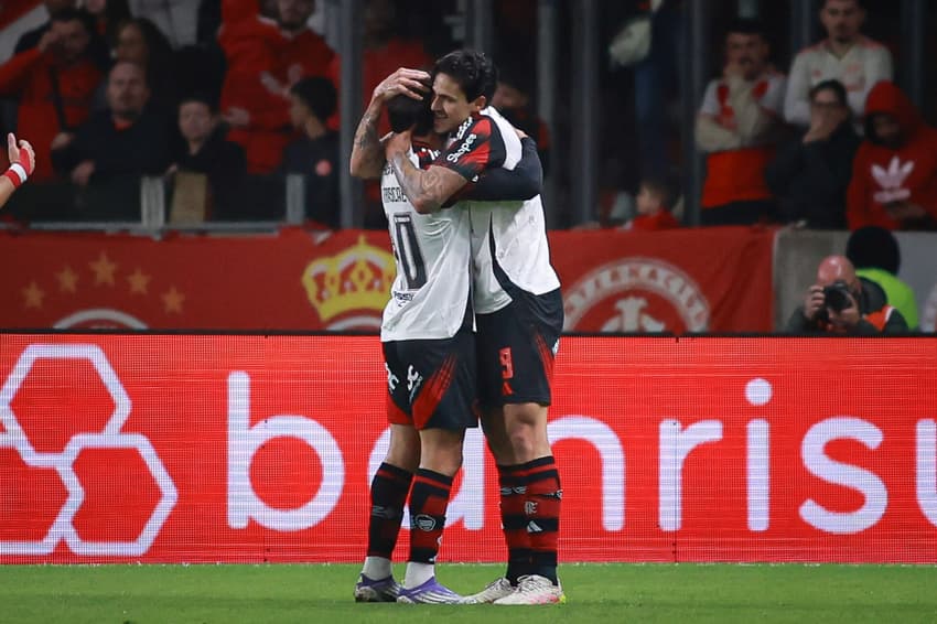 Arrascaeta e Pedro comemoram gol do Flamengo diante do Internacional (Foto: Maxi Franzoi/AGIF)