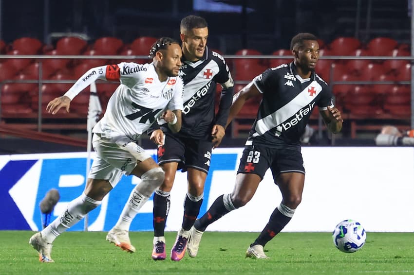 Neymar deixa o gramado chorando após goleada do Santos diante do Vasco. (Foto: Marcello Zambrana/AGIF)