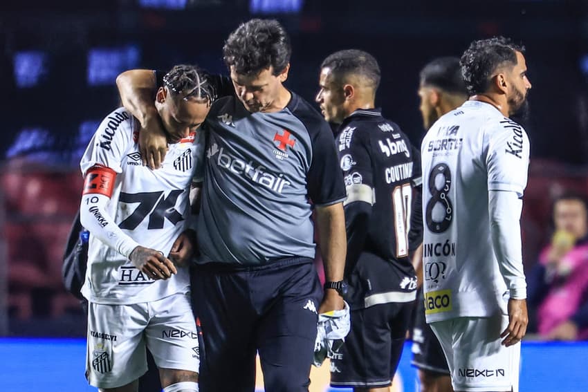 Neymar abraça Fernando Diniz no Morumbis após goleada por 6 a 0 do Vasco diante do Santos. (Foto: Marcello Zambrana/AGIF)