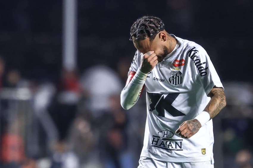 Neymar deixa o gramado chorando após a goleada do Santos diante do Vasco no Morumbis. (Foto: Marcello Zambrana/AGIF)