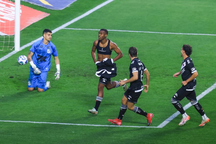 Gabriel Brazão tem 35 jogos com a camisa do Santos nesta temporada. (Foto: Marcello Zambrana/AGIF)
