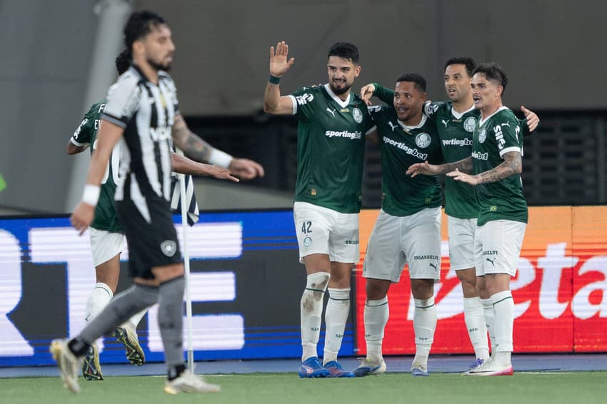Palmeiras comemora gol de Felipe Anderson contra o Botafogo (Foto: Jorge Rodrigues/AGIF)