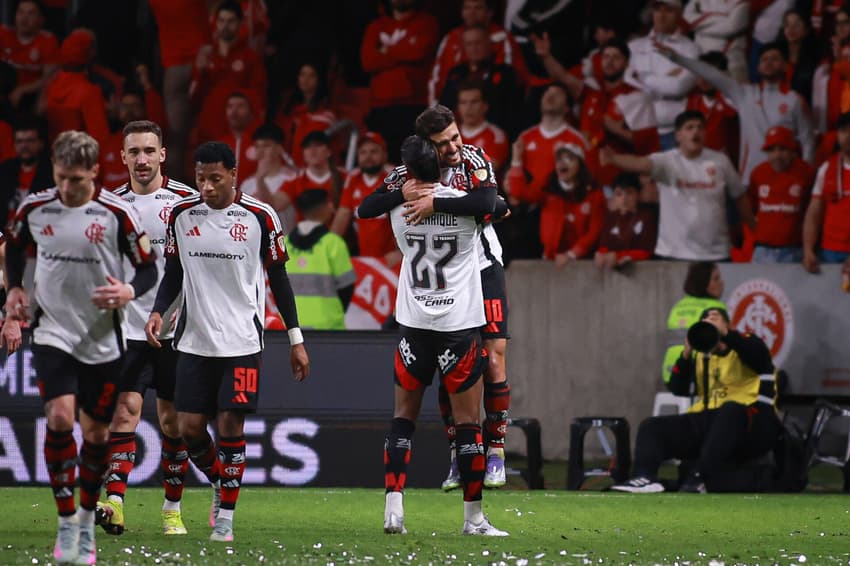 Flamengo comemora gol diante do Internacional (Foto: Maxi Franzoi/AGIF)